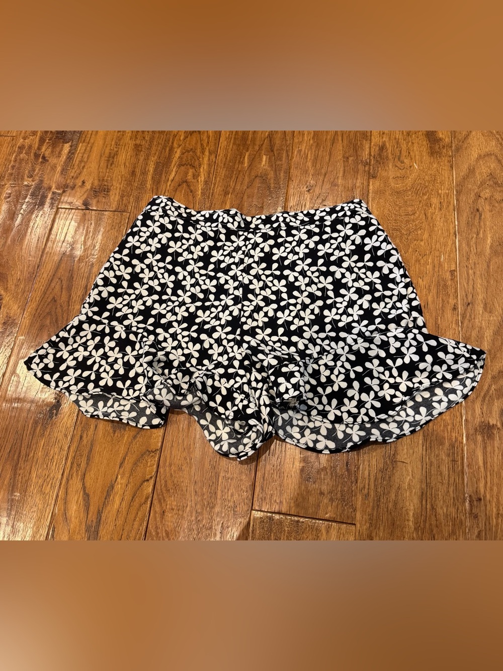 Who What Wear Black & White Floral Ruffle Hem Shorts